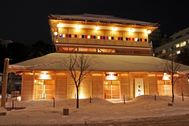 山代温泉古総湯 外観 ライトアップ　雪景色