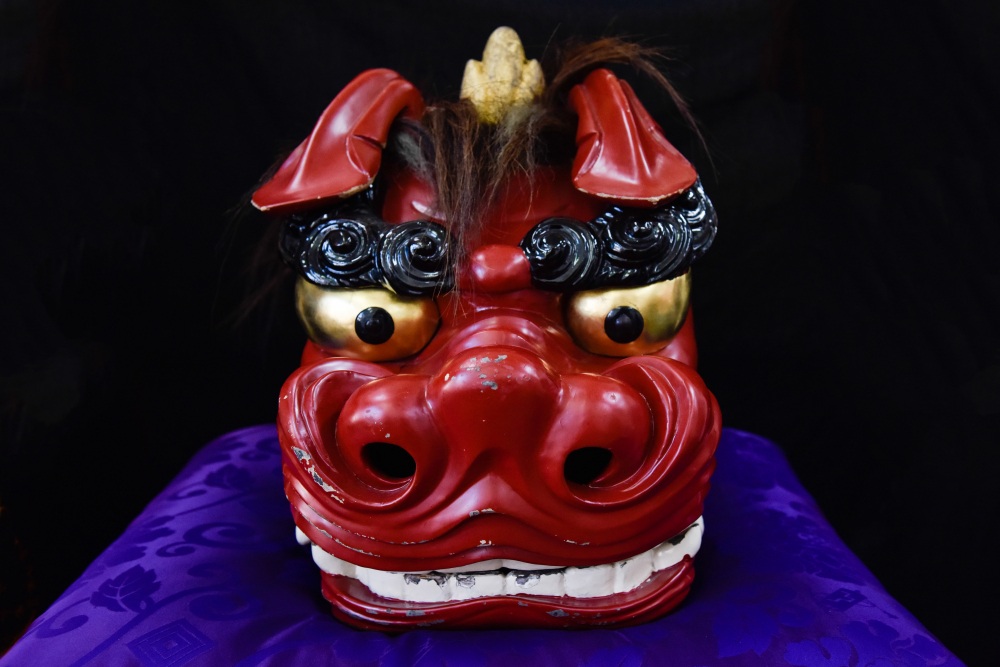 この獅子頭は加賀市内で最も古い江戸時代後期制作で、大聖寺菅生郵便局にて展示（大聖寺菅生町）